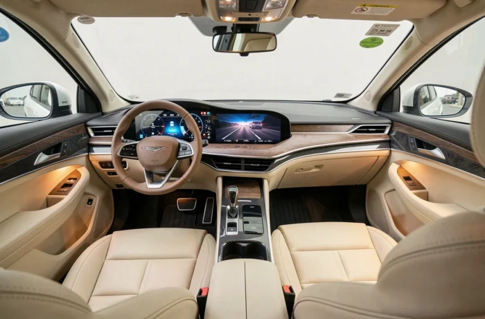 Luxuriöser Innenraum eines hochwertigen Hybridfahrzeugs mit digitalem Armaturenbrett und Leder- und Aluminiumoberflächen